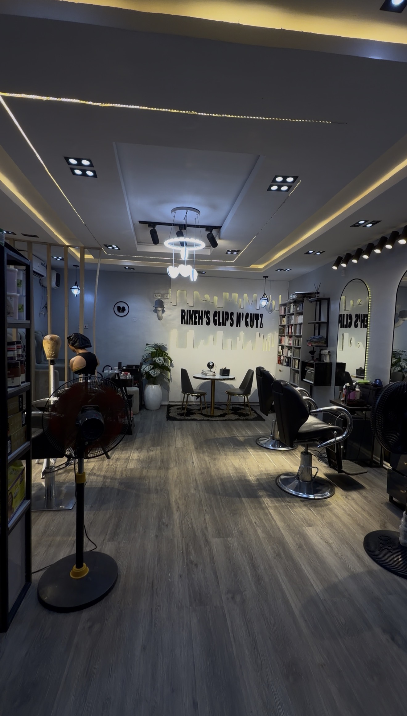 RIKHE’S CLIP N’ CUTZ